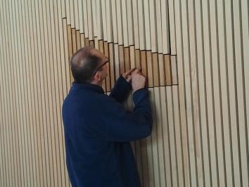 Dieter Hermann finalise la pose du xylophone mural